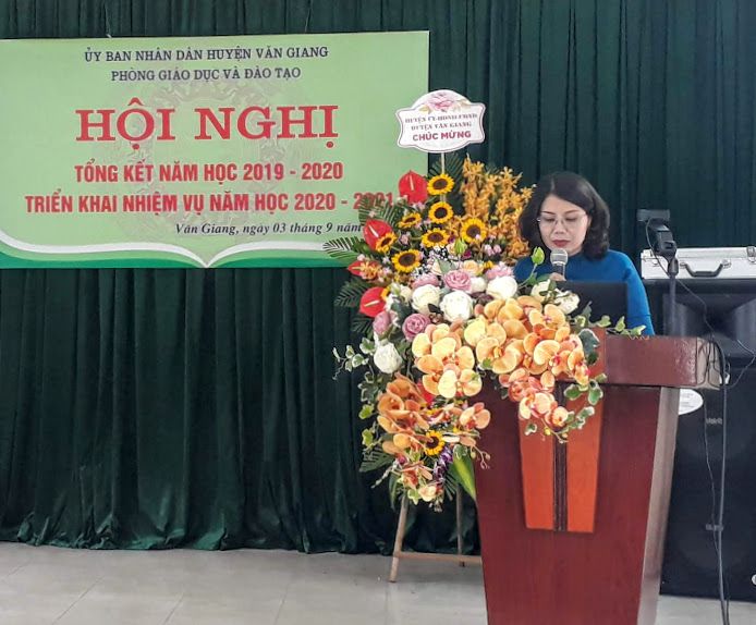 Bà Đào Thị Bích Ngọc, HUV, Trưởng phòng GD&ĐT trình bày Báo cáo Tổng kết